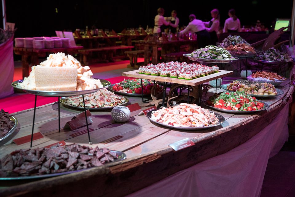 Juhlabuffet katettuna tapahtumahalliin